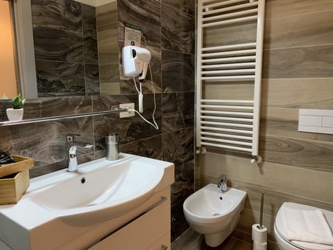 Double Room, Patio | Bathroom | Shower, rainfall showerhead, free toiletries, hair dryer