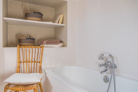 Deluxe Suite (Richelieu) | Bathroom | Free toiletries, hair dryer, bathrobes, slippers