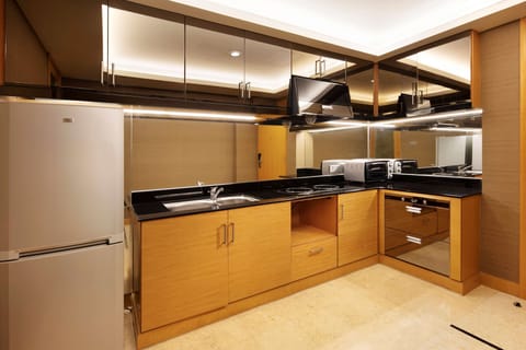 Executive Suite, 1 Bedroom | Minibar, in-room safe, desk, blackout drapes