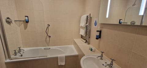 Combined shower/tub, free toiletries, hair dryer, towels