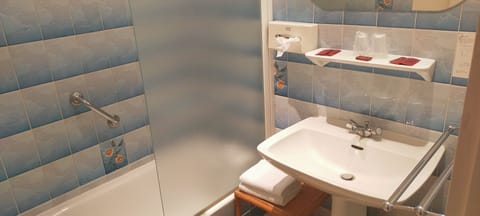 Double Room, Balcony | Bathroom | Towels