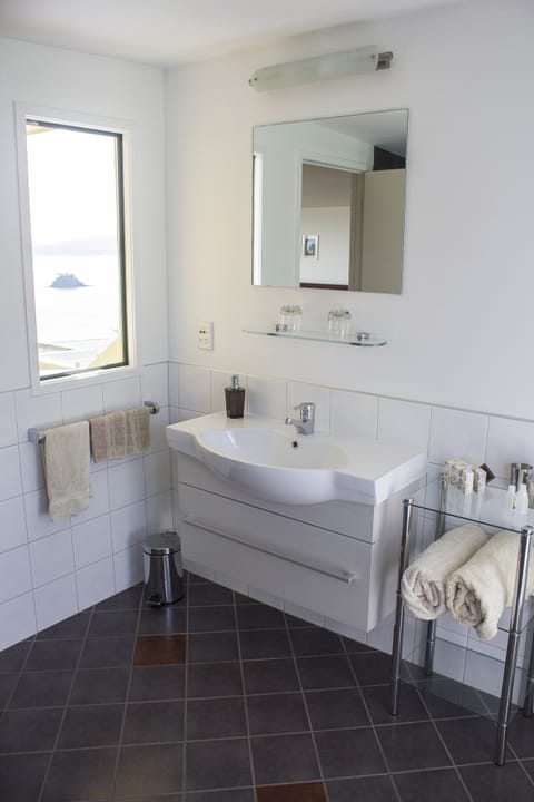 Studio | Bathroom | Shower, eco-friendly toiletries, hair dryer, bathrobes