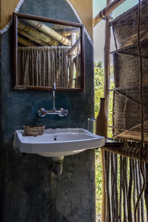 Bungalow | Bathroom | Shower, eco-friendly toiletries, towels