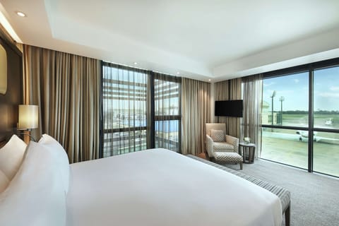 Deluxe Suite, 1 King Bed | Hypo-allergenic bedding, minibar, in-room safe, blackout drapes