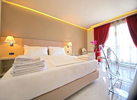 Junior Suite | Minibar, in-room safe, desk, soundproofing
