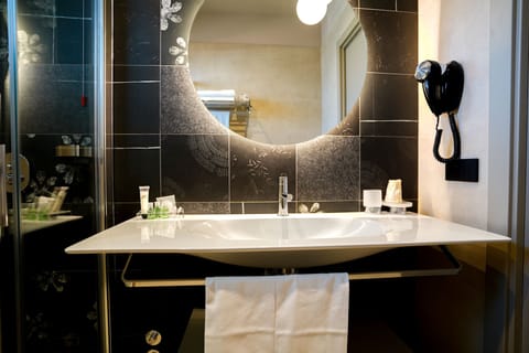 Design Double Room | Bathroom | Shower, rainfall showerhead, free toiletries, bidet