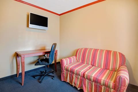 Deluxe Room, 1 King Bed, Non Smoking | Desk, iron/ironing board, free WiFi, bed sheets