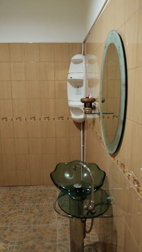 Standard Double Room | Bathroom | Shower, free toiletries