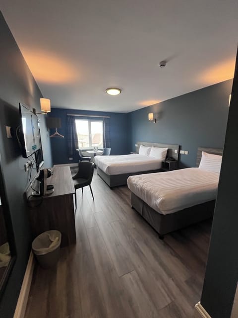 Superior Twin Room | Desk, free WiFi, bed sheets