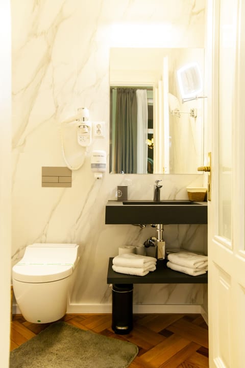 Exclusive Apartment | Bathroom | Shower, free toiletries, hair dryer, bathrobes