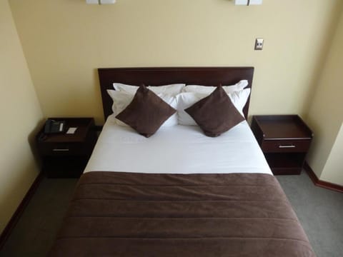 Standard Double Room, 1 Queen Bed | In-room safe, desk, soundproofing, iron/ironing board