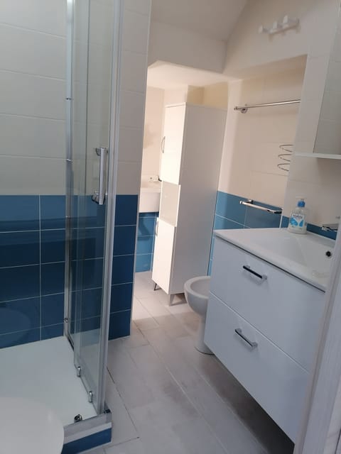 Double Room, Ensuite | Bathroom | Hair dryer, towels