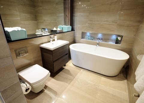 Executive Suite | Bathroom | Combined shower/tub, free toiletries, hair dryer, towels