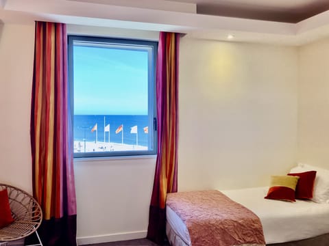 Chambre Triple Familiale, vue mer | Premium bedding, pillowtop beds, in-room safe, individually decorated