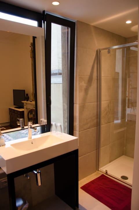 Comfort Double Room, Garden View | Bathroom | Shower, hydromassage showerhead, eco-friendly toiletries, hair dryer