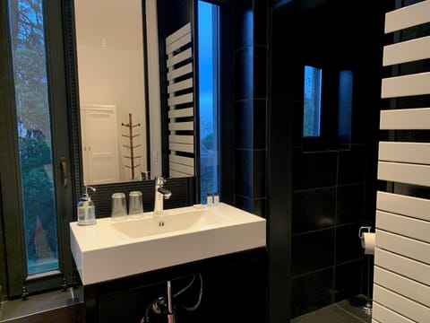 Traditional Double Room, 1 Double Bed, Non Smoking | Bathroom | Shower, hydromassage showerhead, eco-friendly toiletries, hair dryer