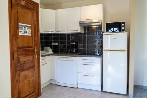 Apartment, 1 Bedroom | Private kitchen | Fridge, microwave, stovetop, dishwasher