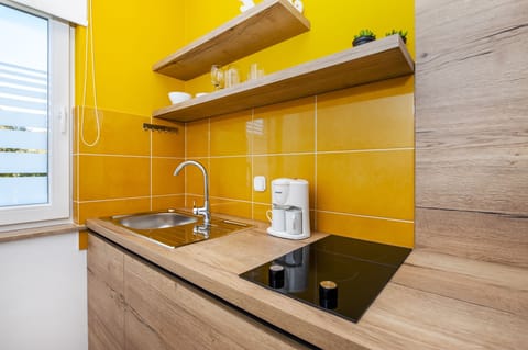 Studio | Private kitchenette | Fridge, cookware/dishes/utensils