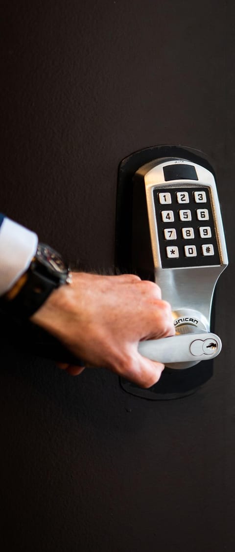 Desk, soundproofing, free WiFi, bed sheets