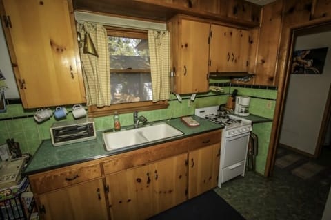 Cabin, 3 Bedrooms | Private kitchen | Fridge, microwave, oven, dishwasher