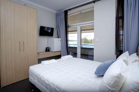 Deluxe Double Room, 1 Queen Bed, Ensuite, Lake View | Soundproofing, free WiFi, bed sheets