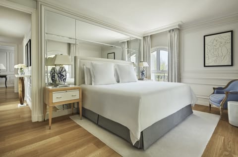 Suite, 1 King Bed (Four Seasons Pinewood) | Egyptian cotton sheets, premium bedding, free minibar items