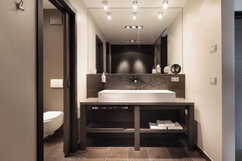 Junior Suite | Bathroom | Designer toiletries, hair dryer, bathrobes, slippers