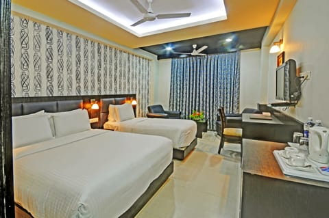 Super Deluxe Room | Minibar, in-room safe, desk, rollaway beds