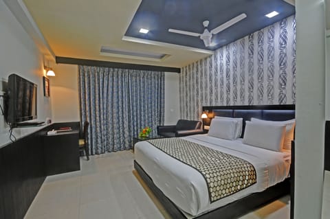 Deluxe Twin Room | Minibar, in-room safe, desk, rollaway beds