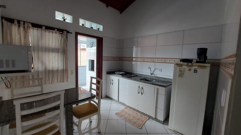 Deluxe Double Room Single Use (Deluxe 4) | Private kitchen | Fridge, microwave, blender, cookware/dishes/utensils