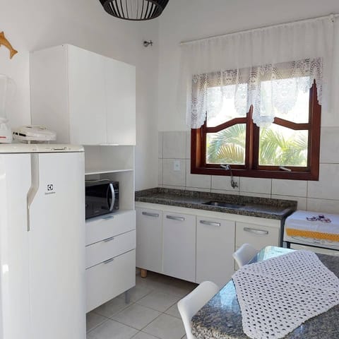 Standard Double Room (Casal 5) | Private kitchen | Fridge, microwave, blender, cookware/dishes/utensils