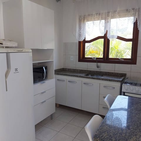 Standard Double Room (Casal 5) | Private kitchen | Fridge, microwave, blender, cookware/dishes/utensils