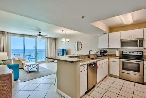 Elite Condo, 1 Bedroom, 2 Bathrooms, Ocean View | Private kitchen | Full-size fridge, microwave, oven, stovetop