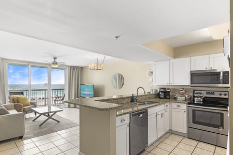 Elite Condo, 1 Bedroom, 2 Bathrooms, Ocean View | Private kitchen | Full-size fridge, microwave, oven, stovetop