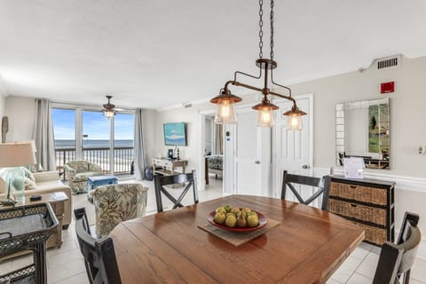 Elite Condo, 2 Bedrooms, 2 Bathrooms, Ocean View | In-room dining