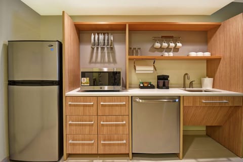 Full-size fridge, microwave, dishwasher, coffee/tea maker