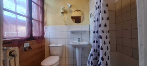 Classic Double Room, Ensuite, Mountain View | Bathroom