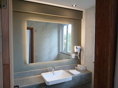 Superior Double Room, 1 Queen Bed, Hot Tub, Poolside | Bathroom | Shower, towels