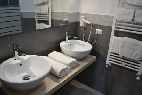 Quadruple Room | Bathroom | Shower, free toiletries, hair dryer, bidet