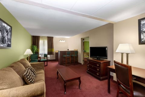 Suite, 1 King Bed, Non Smoking, Jetted Tub (Pool Area) | In-room safe, desk, iron/ironing board, free WiFi