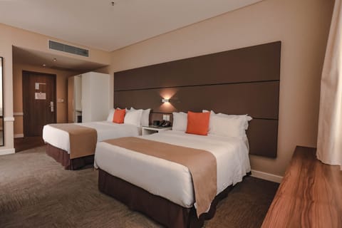 Classic Twin Room | Minibar, in-room safe, desk, soundproofing