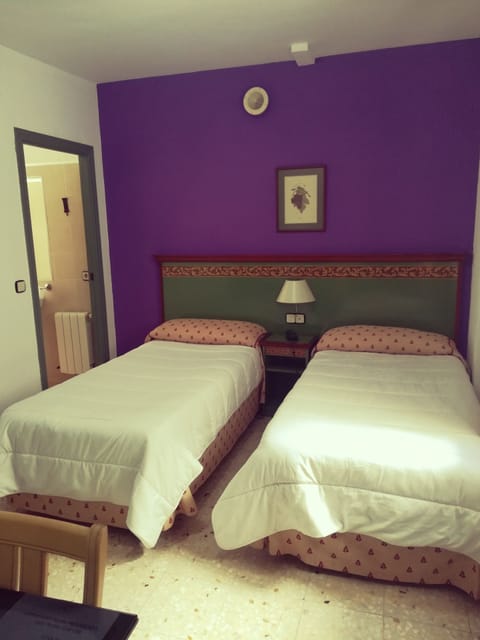 Twin Room | Desk, free WiFi, bed sheets