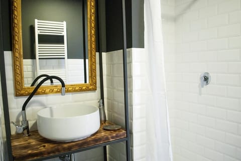 Superior Double Room, Lake View | Bathroom | Shower, rainfall showerhead, hair dryer, bidet