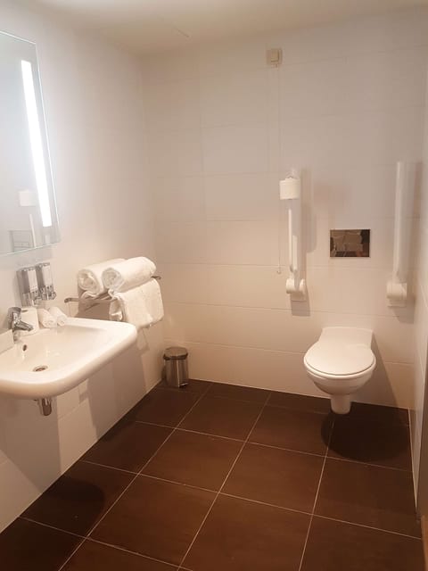 Room, 1 King Bed, Accessible | Bathroom | Shower, free toiletries, hair dryer, towels