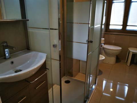 Triple Room | Bathroom | Shower, free toiletries, hair dryer, bidet