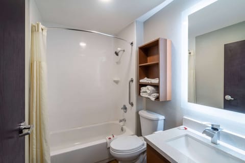 Combined shower/tub, free toiletries, hair dryer, towels