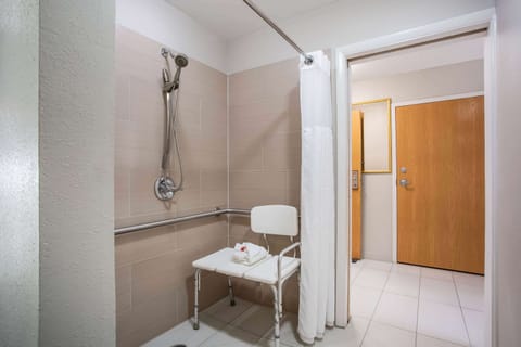 Combined shower/tub, free toiletries, hair dryer, towels