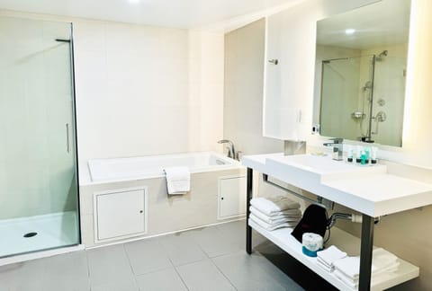 Suite, 1 Bedroom, Non Smoking (1 Kingbed) | Bathroom | Shower, designer toiletries, hair dryer, towels