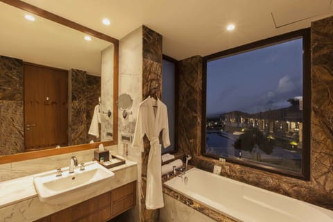 Executive Suite | Bathroom | Free toiletries, towels