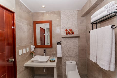 Classic Triple Room | Bathroom | Shower, rainfall showerhead, free toiletries, hair dryer